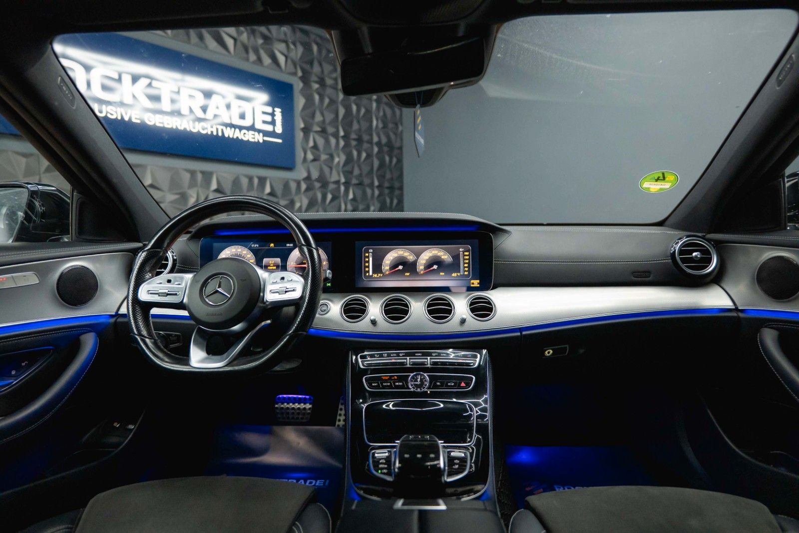 Fahrzeugabbildung Mercedes-Benz E 220d AMG Night-Paket | ACC | LED | Widescreen