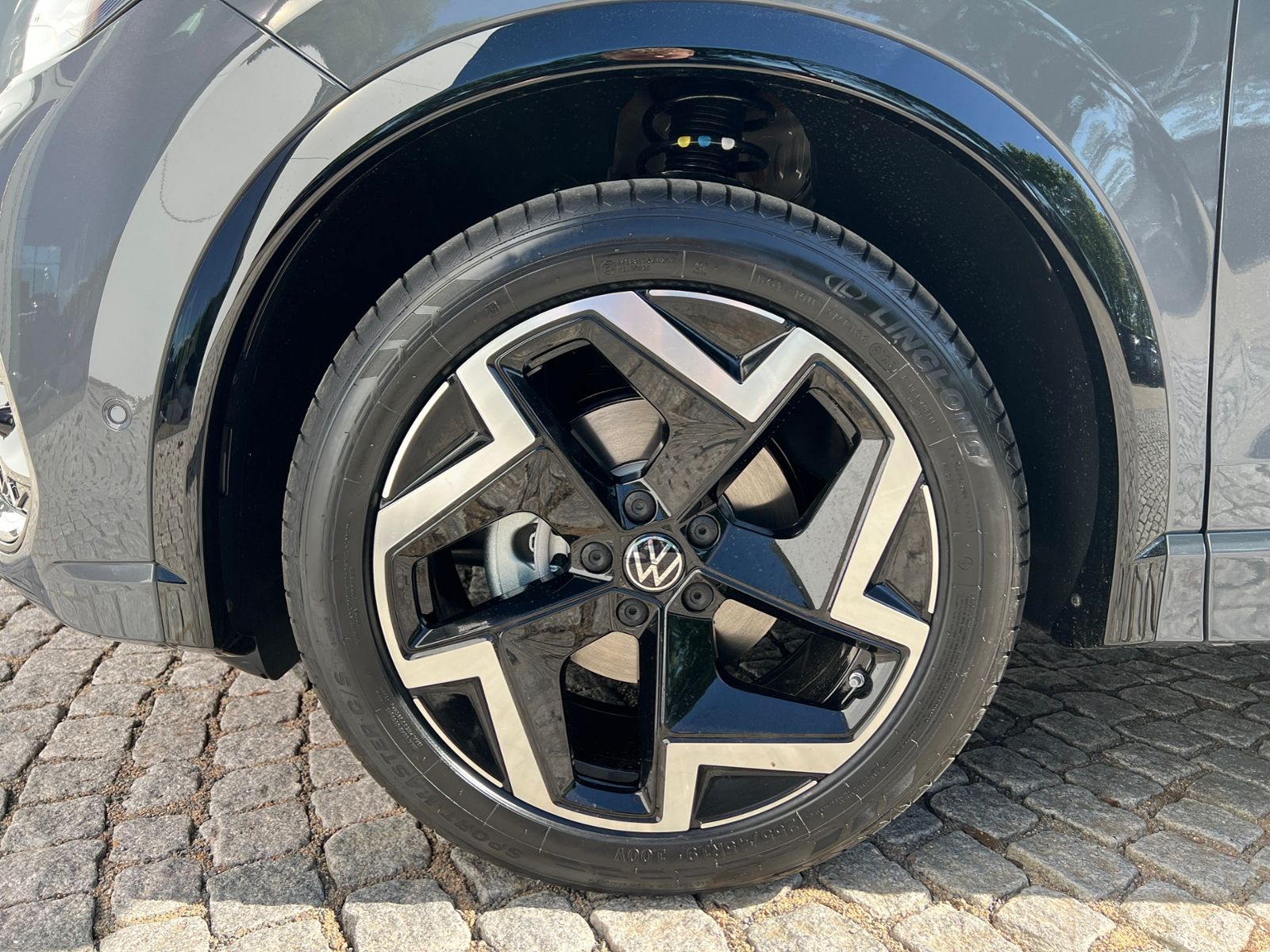 Fahrzeugabbildung Volkswagen Tiguan R-Line 1.5 eTSI DSG *AHK, IQ.Light, ACC,