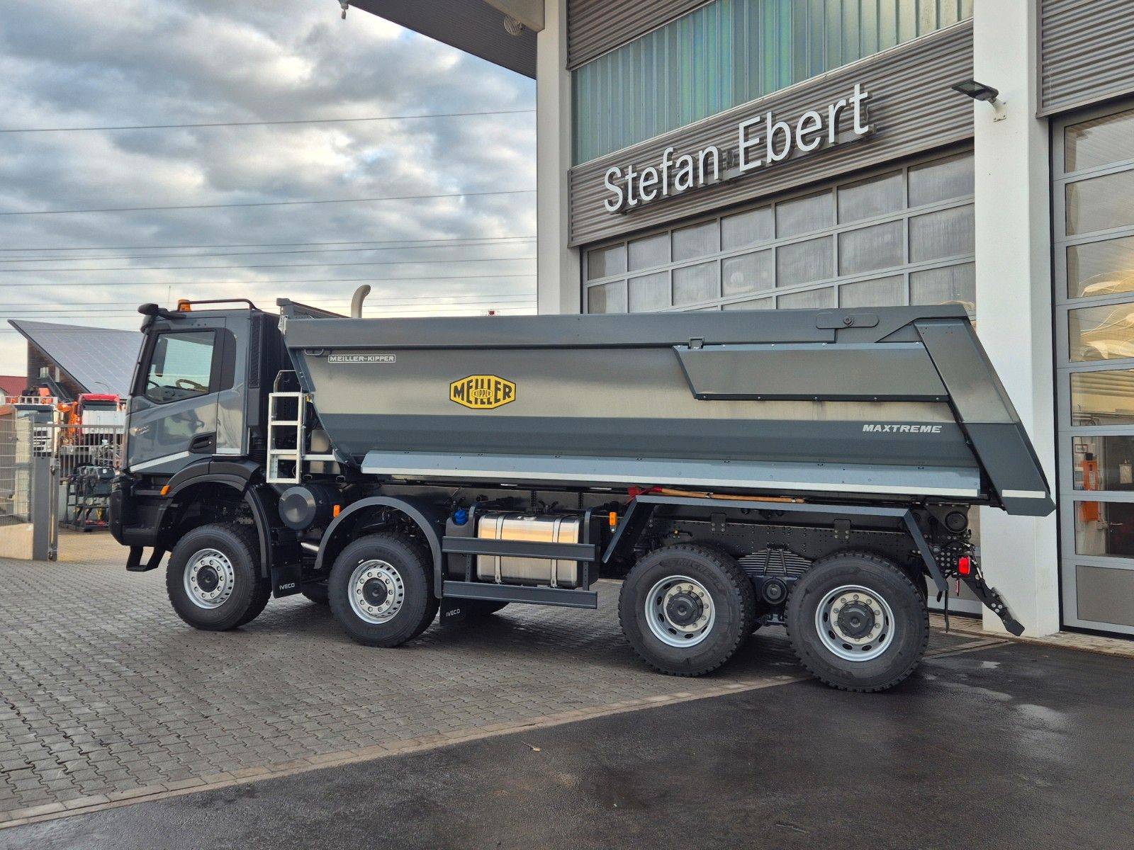 Fahrzeugabbildung Iveco AD410T46W 8x8 Hinterkipper Hydr. Klappe