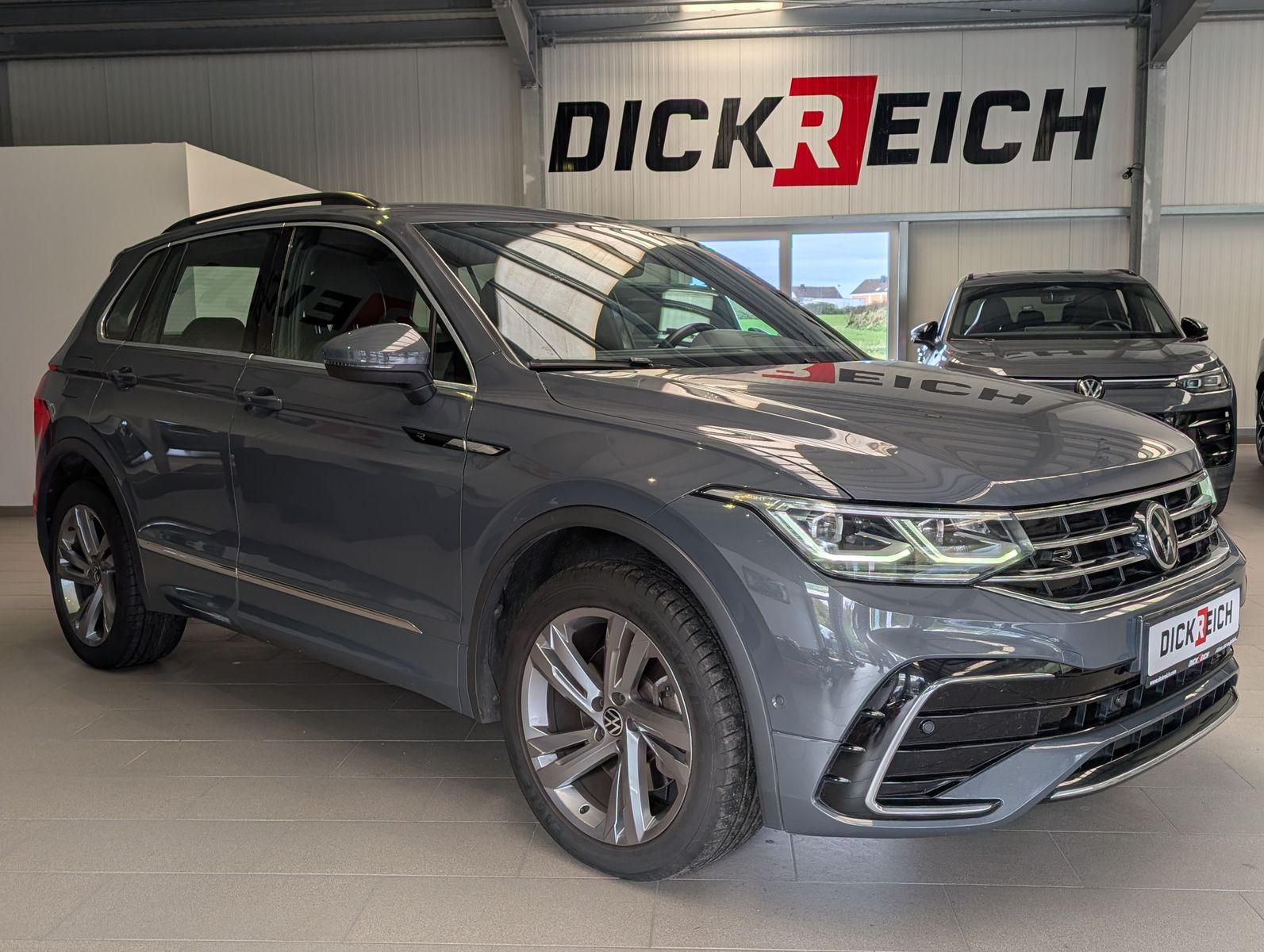 Fahrzeugabbildung Volkswagen Tiguan 2.0TSI R-Line 4M ACC HUD Cam StHz AHK 19"