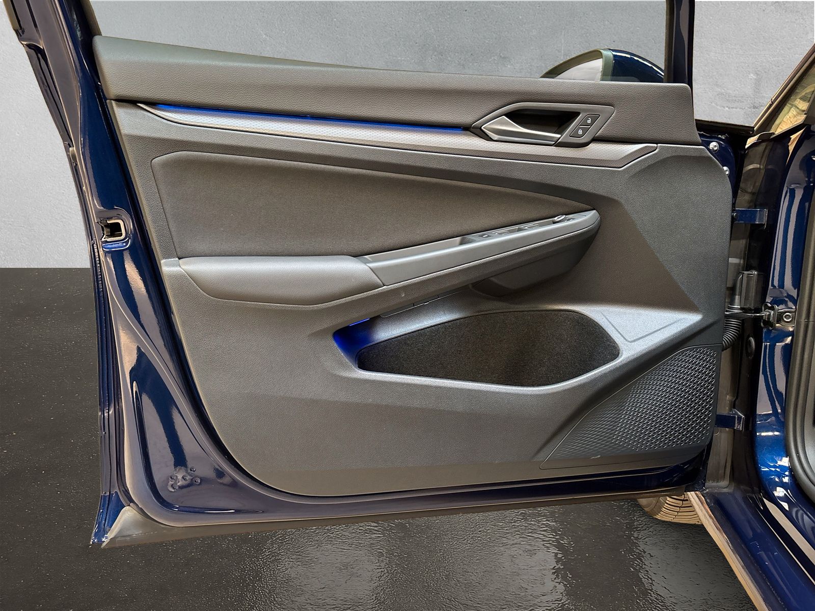 Fahrzeugabbildung Volkswagen Golf 1.5 eTSI Active AHK AppConnect SHZ