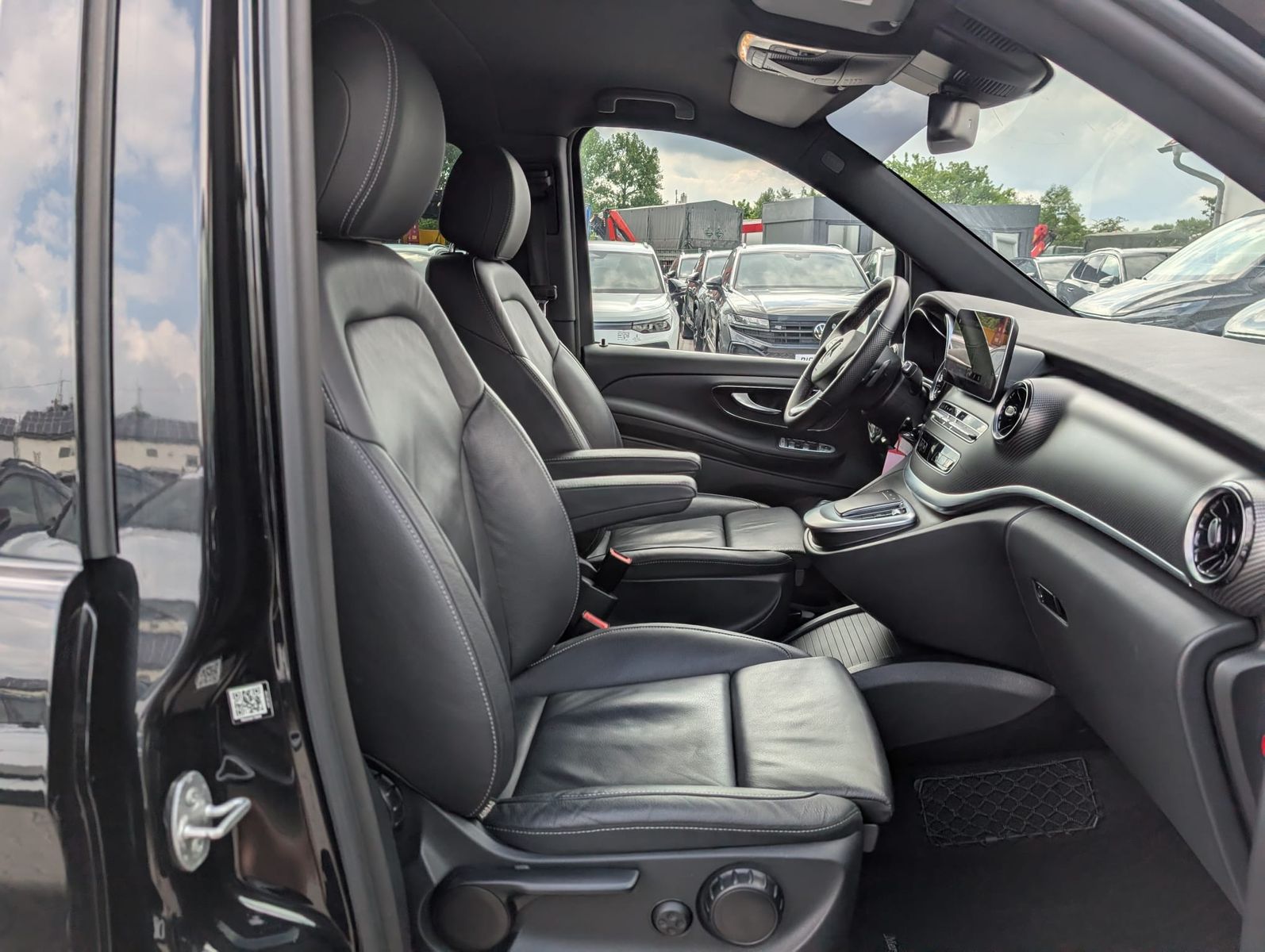 Fahrzeugabbildung Mercedes-Benz V 250 d AMG lang LEDER*DISTR.*BURM.*StandH.*LED