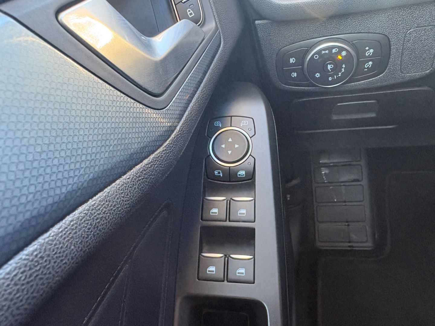 Fahrzeugabbildung Ford Focus Turnier Active BeheizbareWWS Navi LED Appl