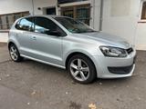 Volkswagen Polo V Silver Edition*Xenon LED Tepmpomat* - Volkswagen Polo aus 2013 mit Benzin-Antrieb: Kleinwagen