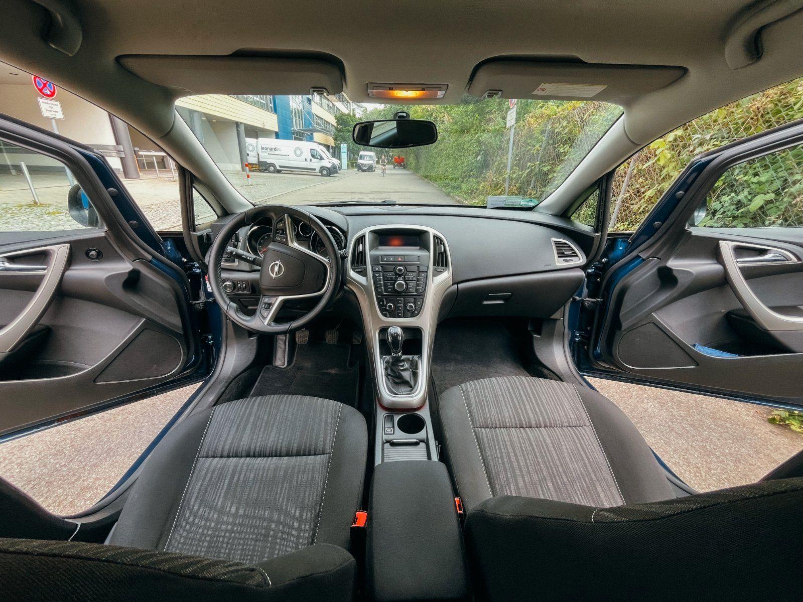 Opel Astra 2011 — photo 10