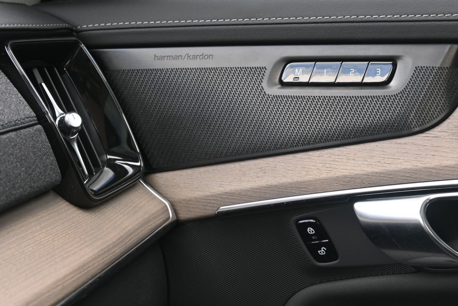 Fahrzeugabbildung Volvo XC90 T8 AWD Plus Dark*PANO*360°*HuD*H&K*ACC