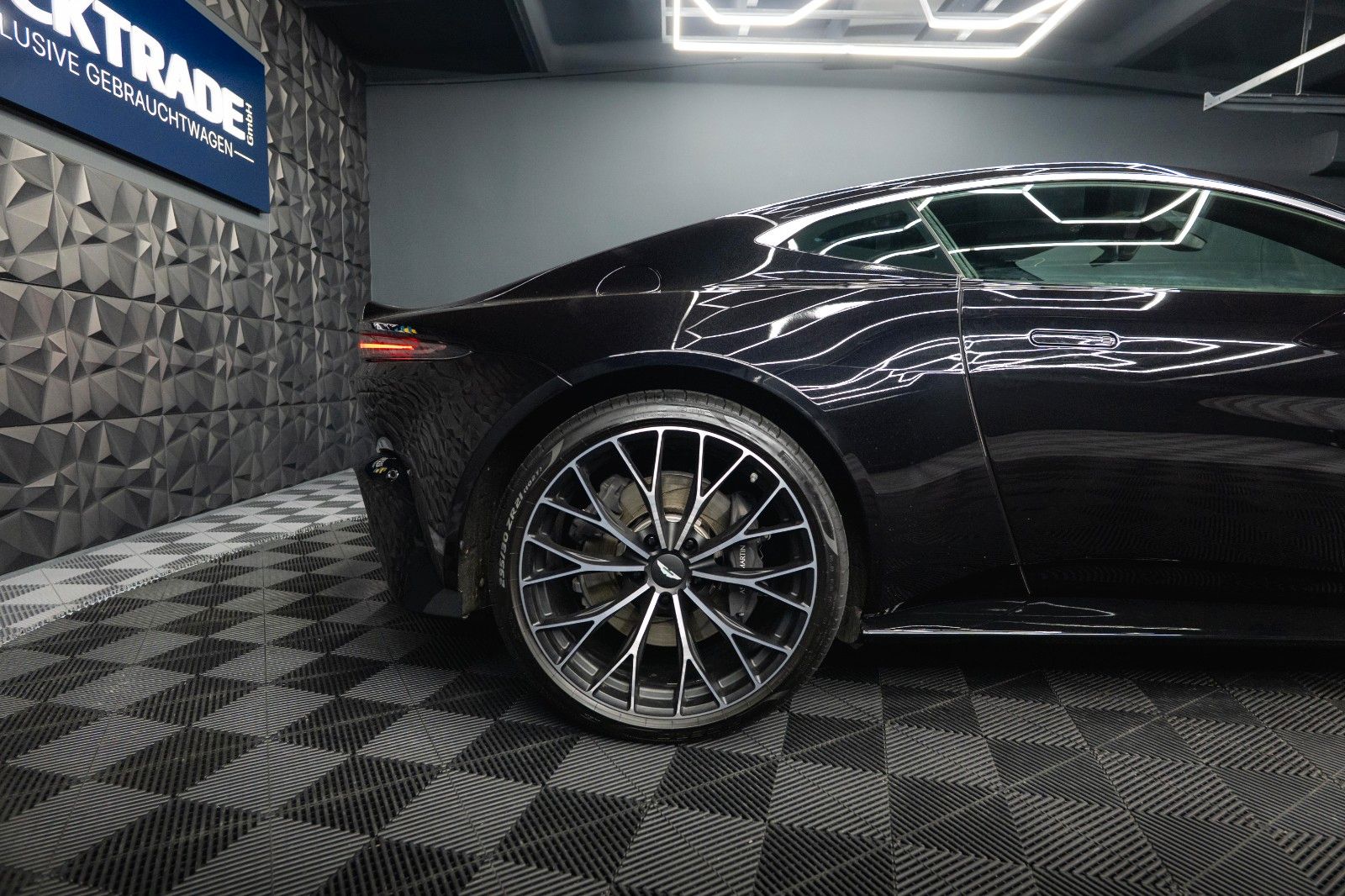 Fahrzeugabbildung Aston Martin V8 Vantage 4.0 V8 DB11 Coupe *1.Hand*360*Memory*