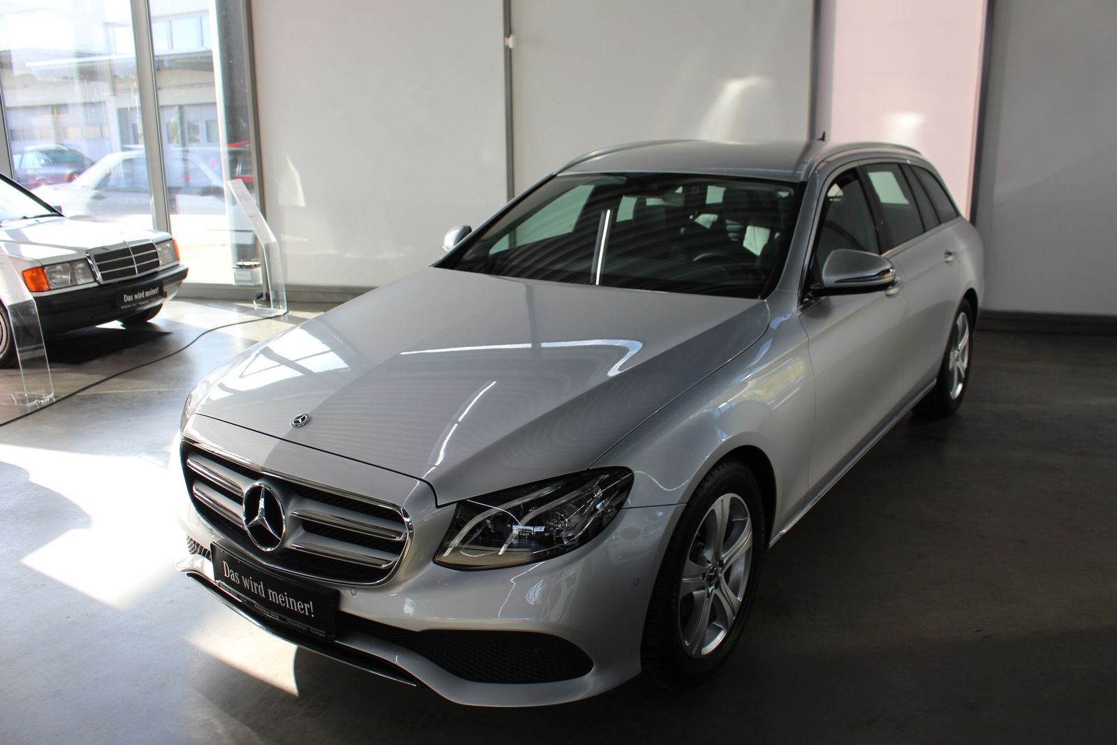 MERCEDES-BENZ E 220 d T Avantgarde Ambiente LED Kamera PTS SHZ