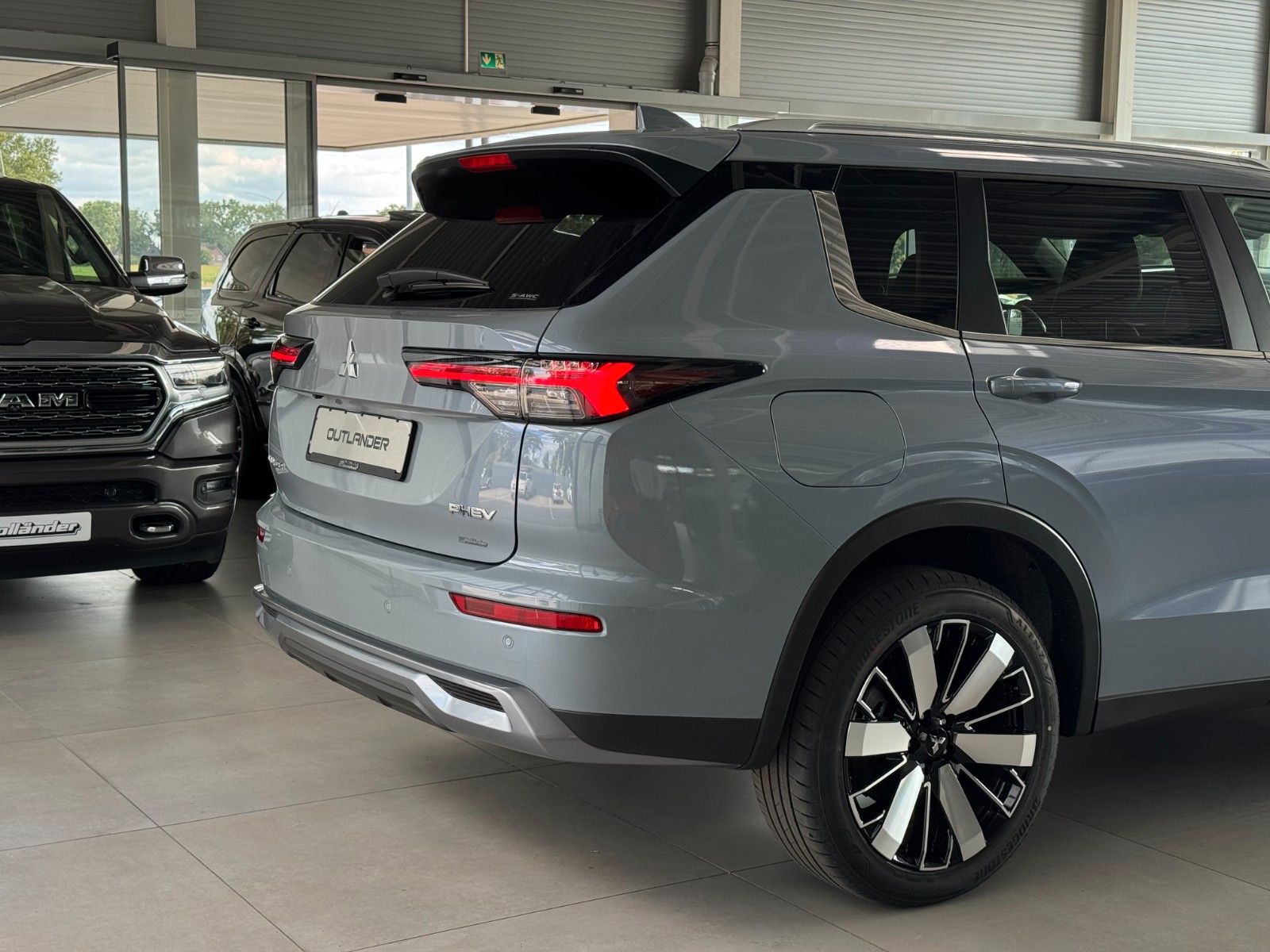 Fahrzeugabbildung Mitsubishi Outlander 2.4 PHEV 4WD Select