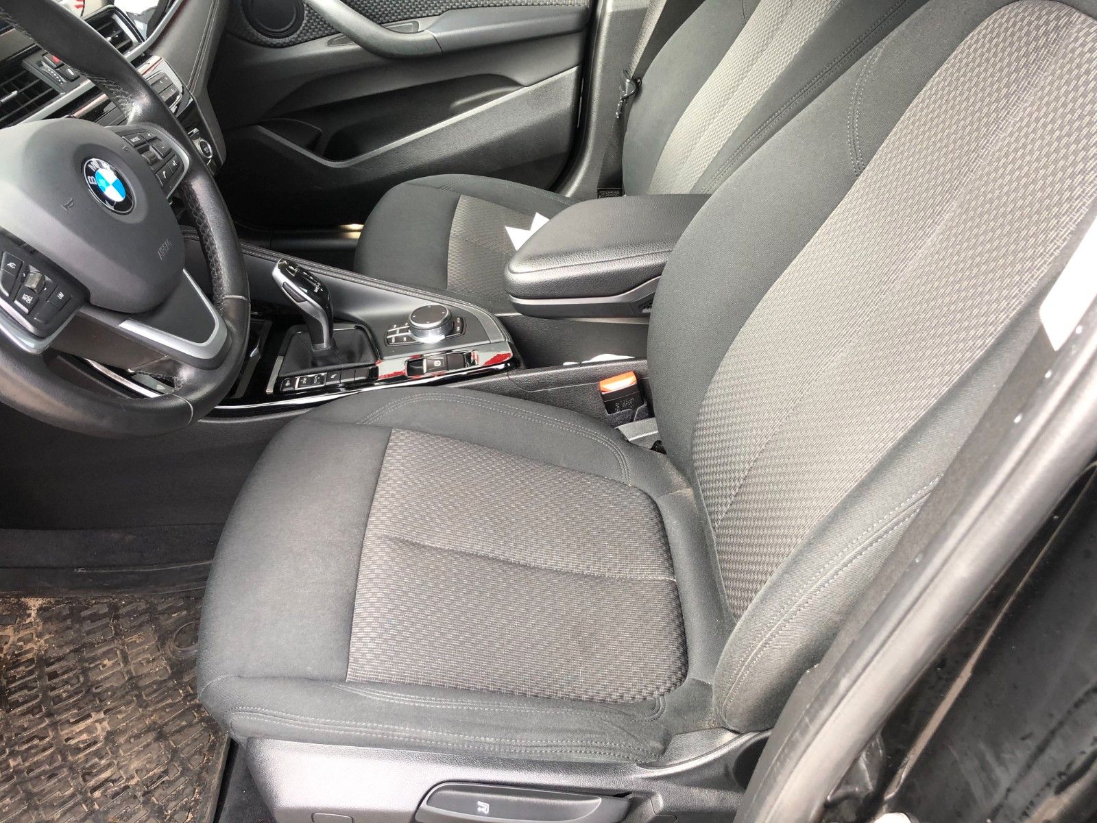 Fahrzeugabbildung BMW X2 sDrive 20 i Advantage Frontschaden