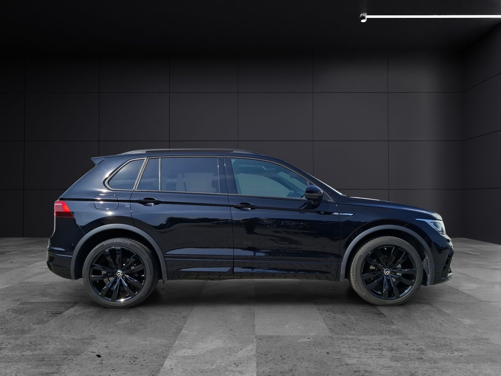Fahrzeugabbildung Volkswagen Tiguan TDI R-Line DSG STH Matrix AHK Navi AID AC