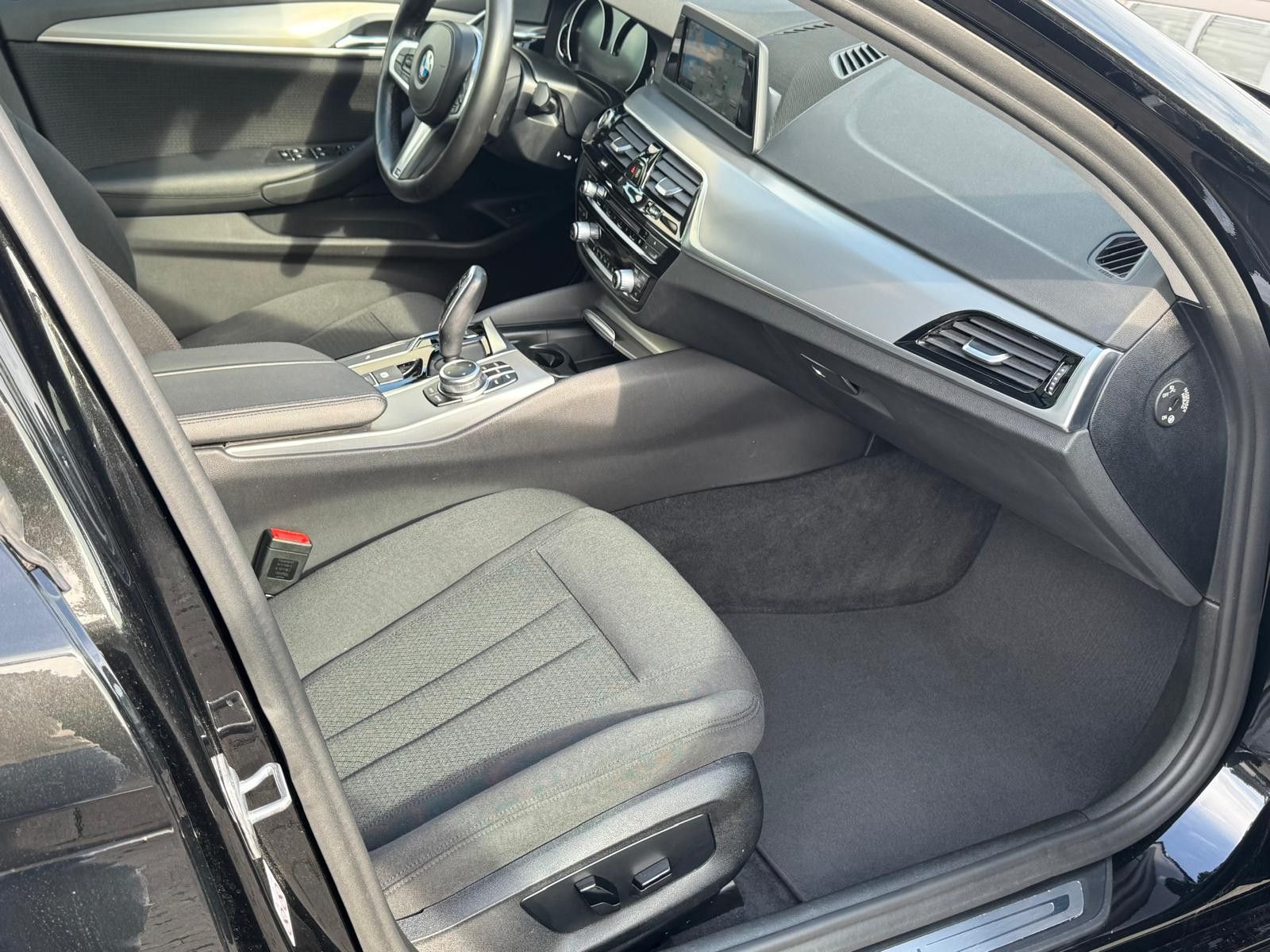Fahrzeugabbildung BMW 520 d Business-Paket Auto.LED+NAVI+PANO+KAM+PDC+