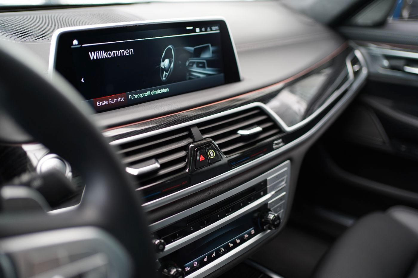 Fahrzeugabbildung BMW 750i xDrive +ferngest. Parken+Komfortsitze v&h++