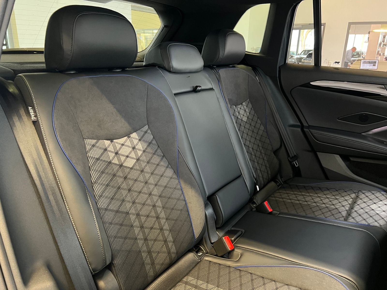 Fahrzeugabbildung Volkswagen Tiguan R-Line 1.5 eTSI DSG *AHK, IQ.Light, DCC,