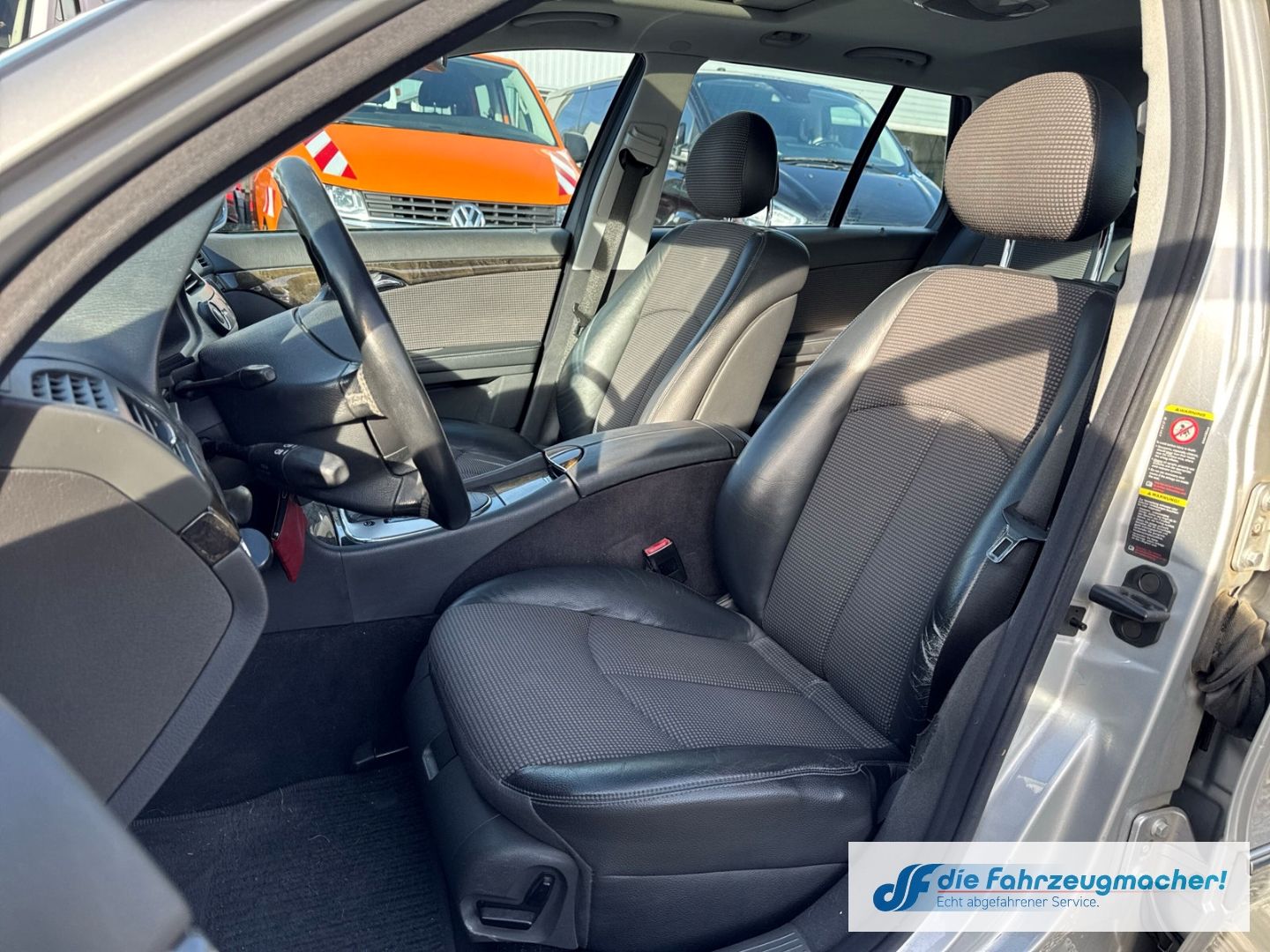 Fahrzeugabbildung Mercedes-Benz E 240 Navi Bi-Xenon Klimaautom e-Sitze *EXPORT