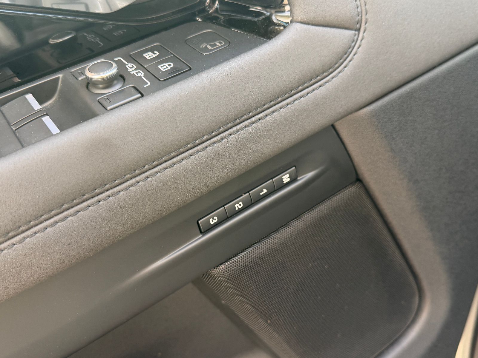 Fahrzeugabbildung Land Rover Range Rover Evoque SE Hybrid /PANO/MERIDIAN/