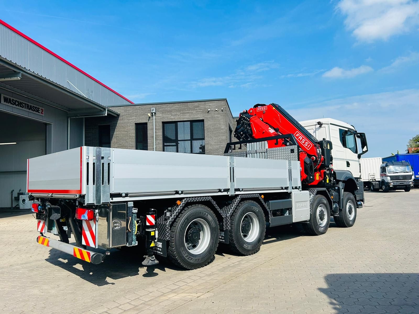 Fahrzeugabbildung MAN TGS 41.520 8x8 mit Fassi Ladekran F710RA.2.26