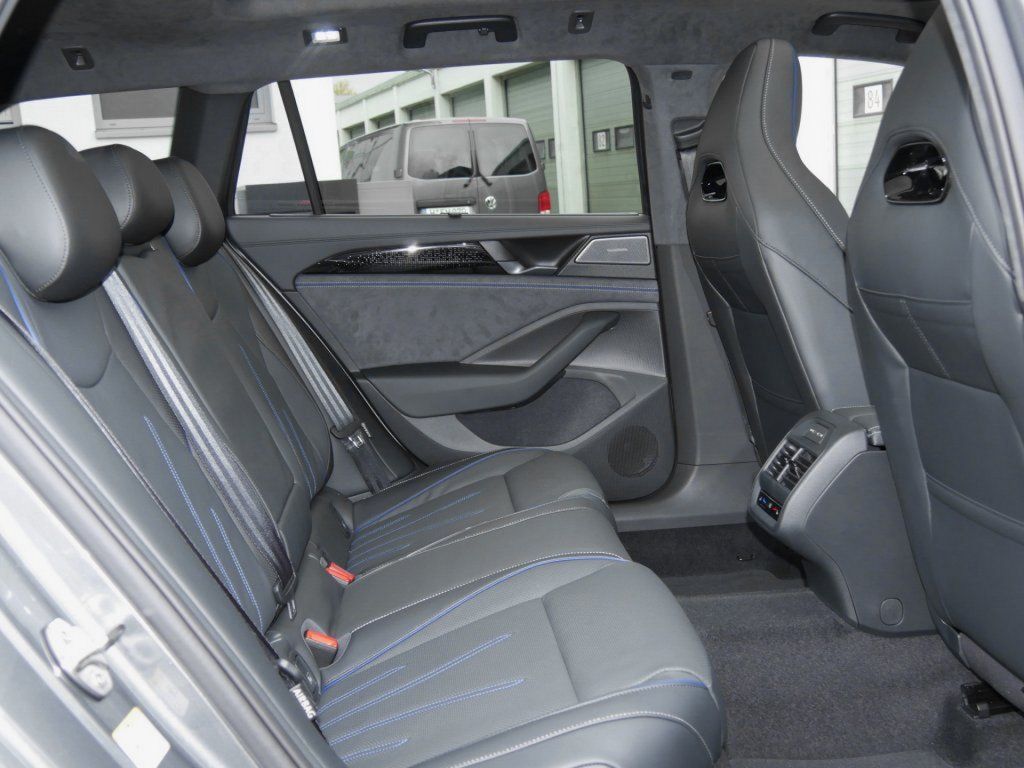 Fahrzeugabbildung Volkswagen Passat Variant 2.0 TDI 4Motion R-Line DSG AHK