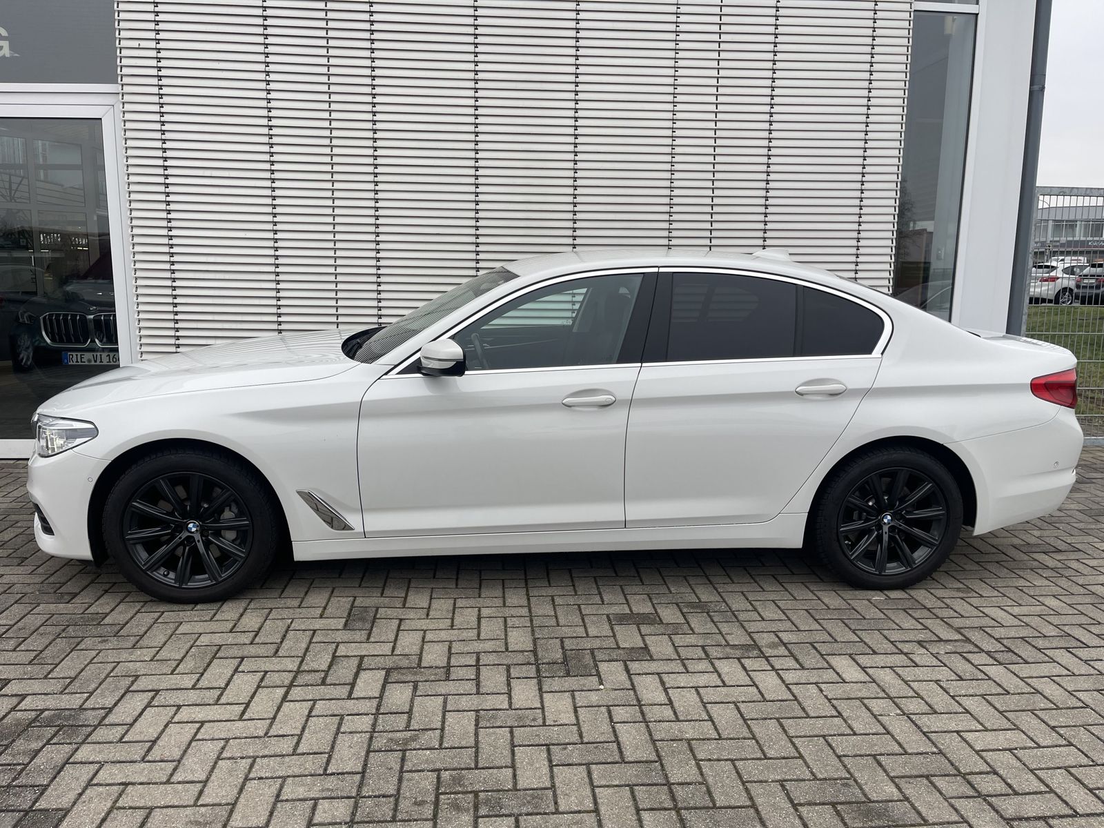 BMW 530d xDrive ALLRAD,AHK,LEDER,KOMFORTSITZE,HEADUP imagem 3