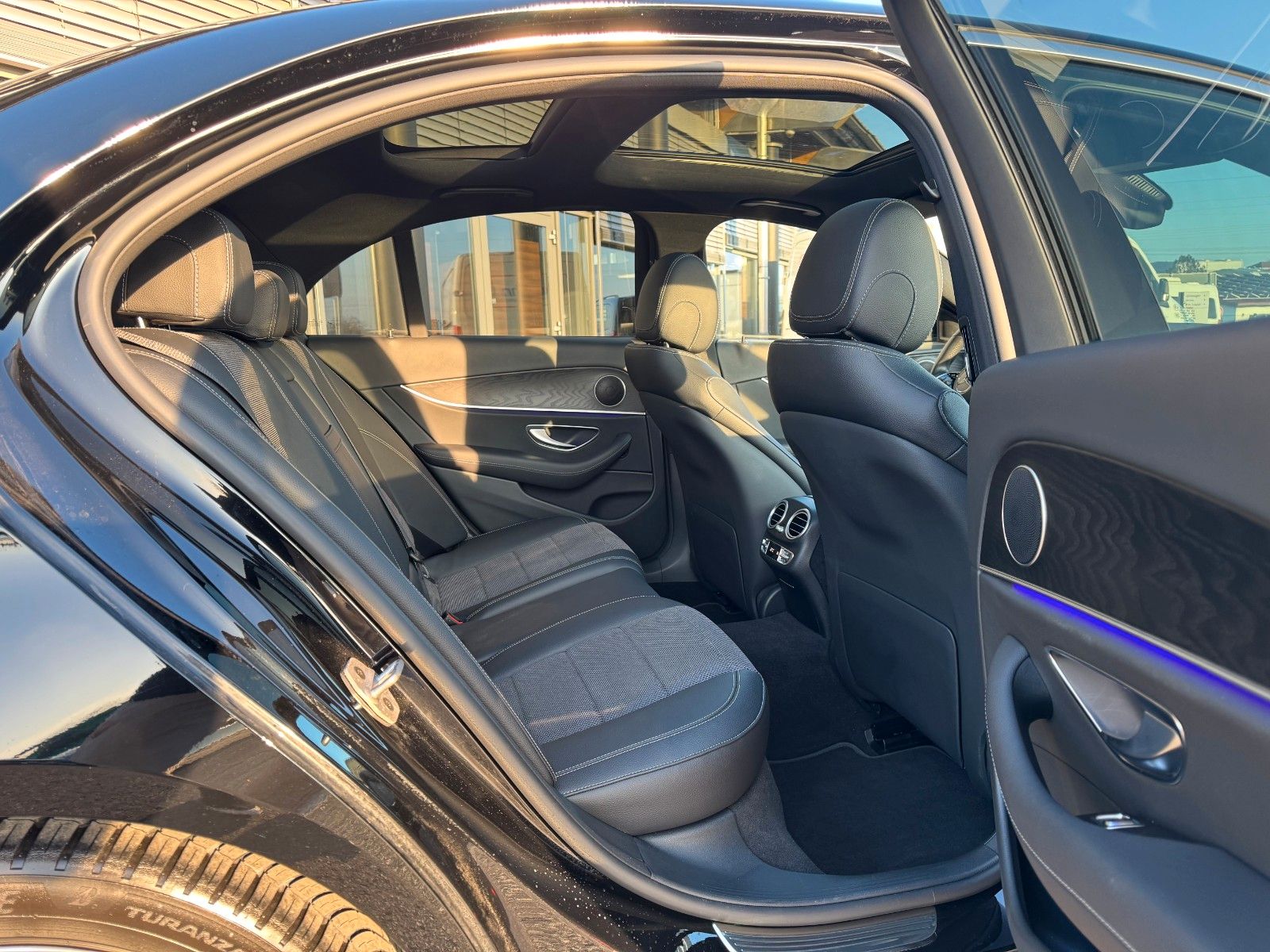 Fahrzeugabbildung Mercedes-Benz E 220d Avantgarde+Pano+AHK+DistrPlus+MultiBeam+