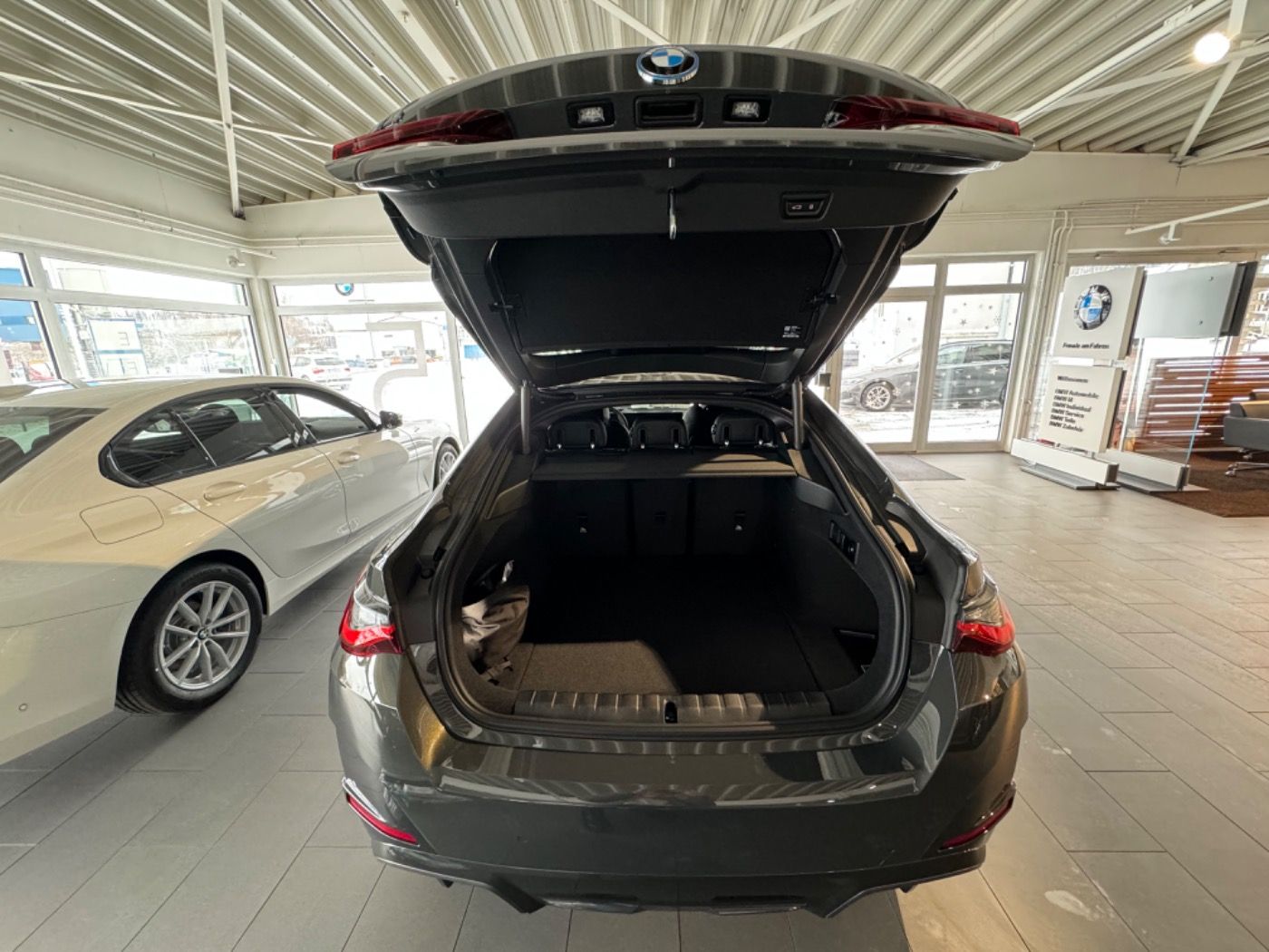 Fahrzeugabbildung BMW i4 eDrive40 M-Sport 4J-Service-Inkl. AHK/DA-PROF