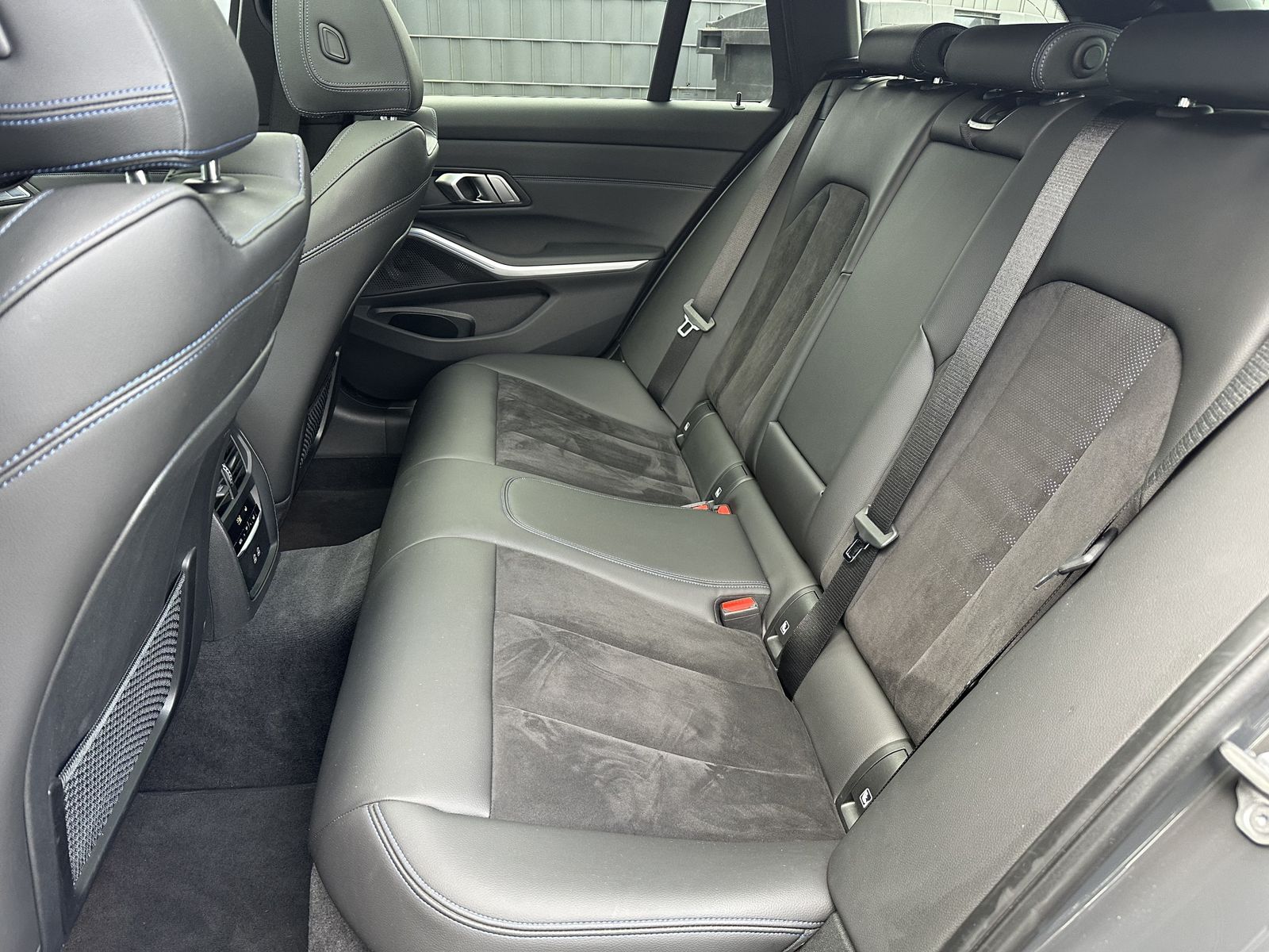 Fahrzeugabbildung BMW 330e Touring xDrive M-Sport NAV+LED+PANO+AHK+SHZ
