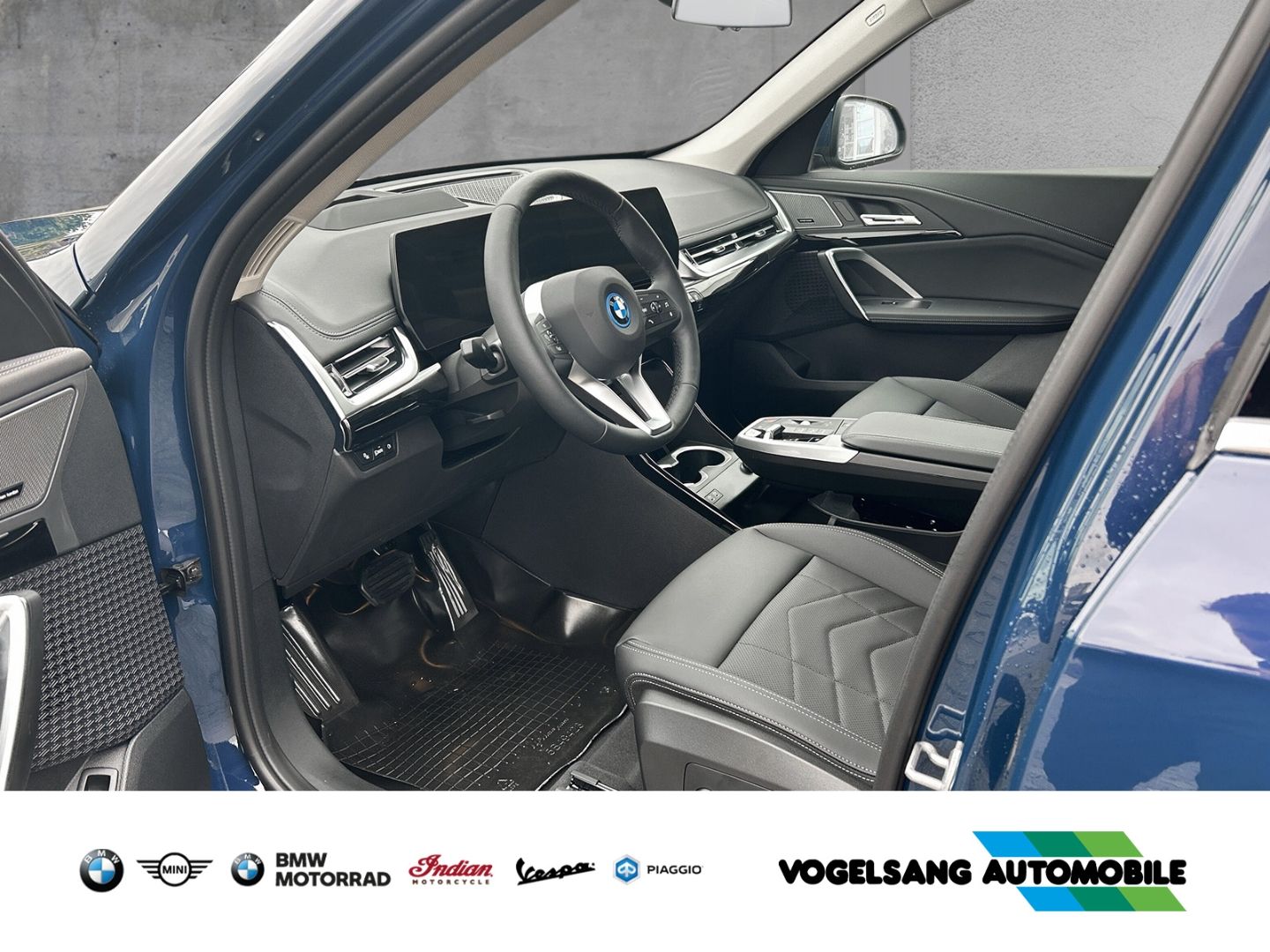 Fahrzeugabbildung BMW iX1 xDrive 30e xLine Park-Assistent HUD AD AHK-k
