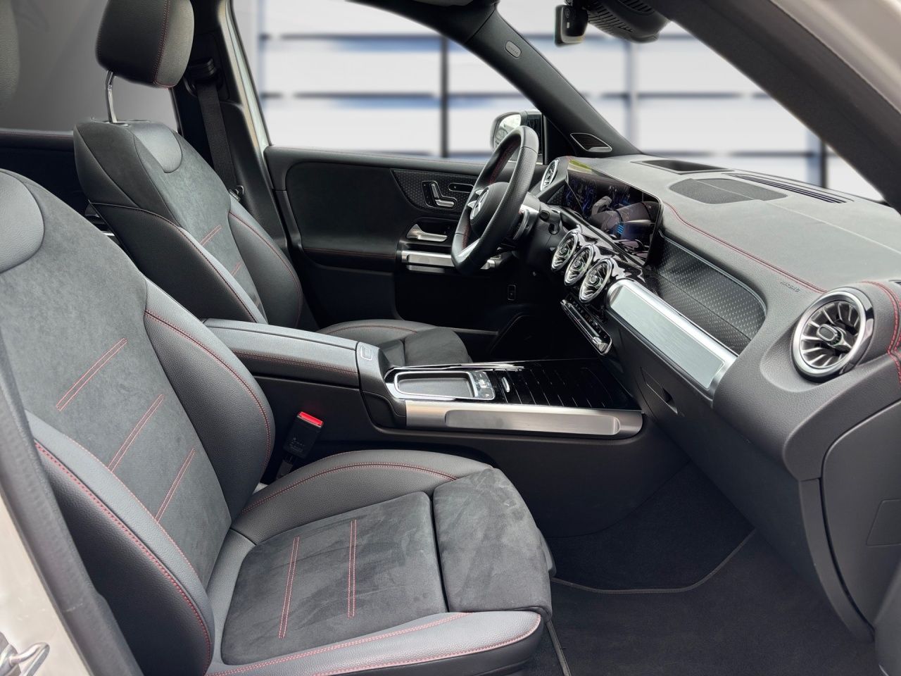 Fahrzeugabbildung Mercedes-Benz EQB 300 4M AMG+NIGHT+HUP+AHK+BUR+MEMORY+360+PANO