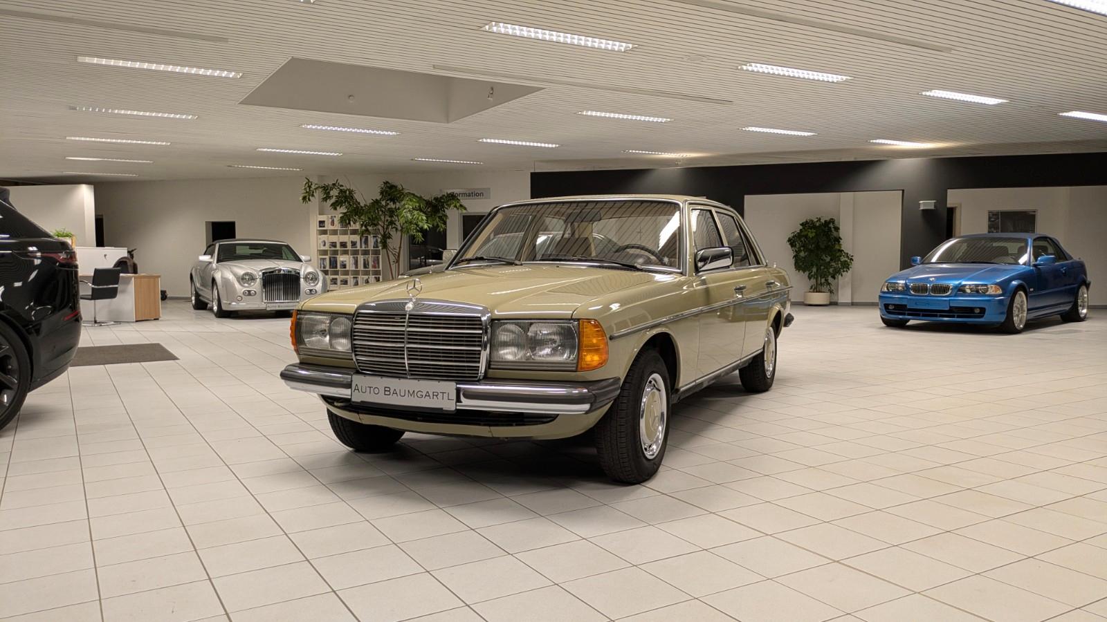 Mercedes-Benz 200 W123 Oldtimer mit H Kennzeichen/Schiebedach