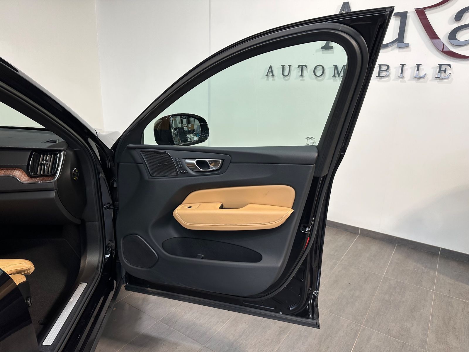 Fahrzeugabbildung Volvo XC60 B5 B AWD Ultimate Bright NAV+LED+PANO+AHK