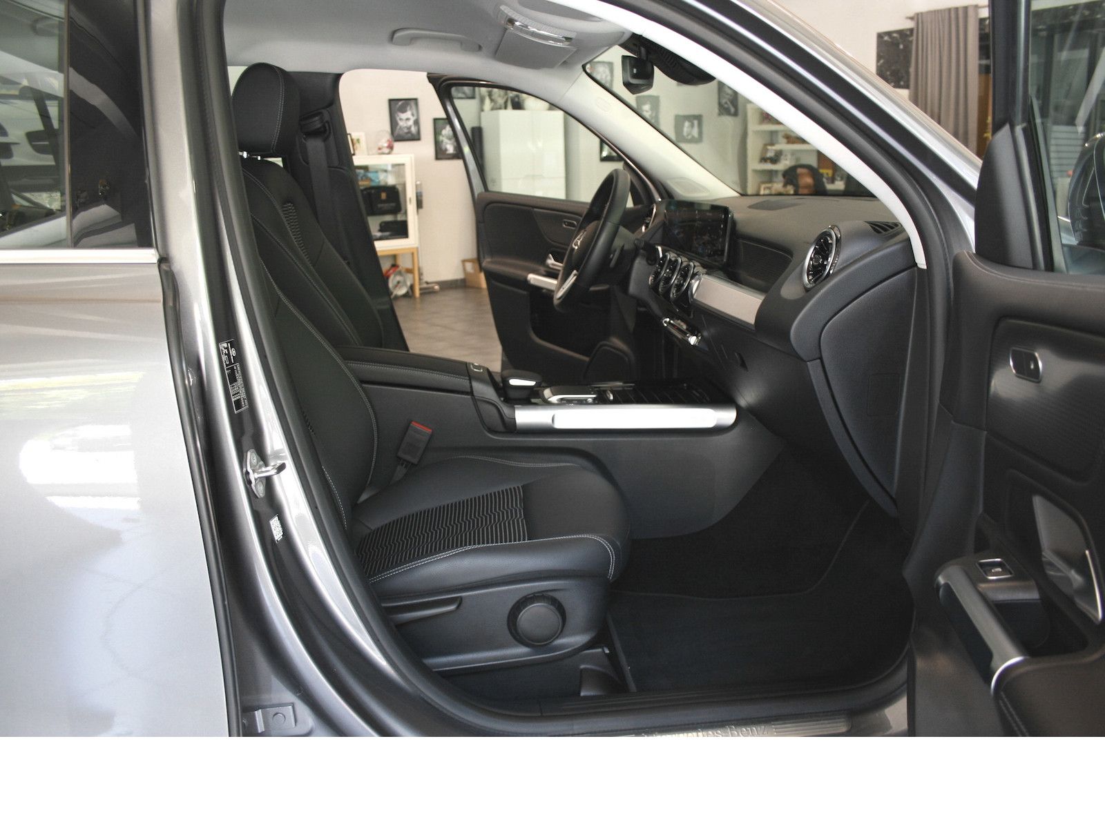 Fahrzeugabbildung Mercedes-Benz GLB 200 Progres. *Distronic*LED*360° Kamera*MBUX