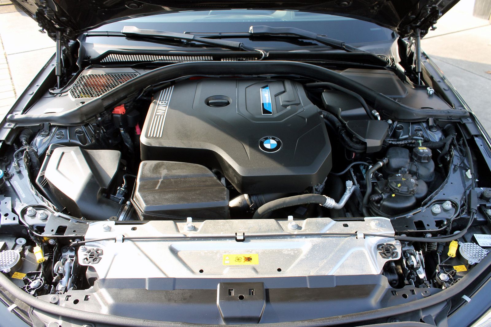 Fahrzeugabbildung BMW 330e Touring M-Sport Steptr Nav ACC LED PDC 360°