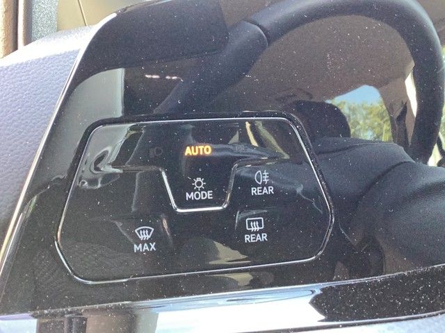 Fahrzeugabbildung Volkswagen Golf VIII Active eTSI DSG LED Navi AID ACC RFK S