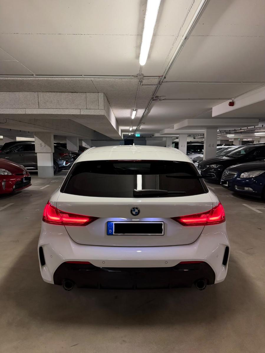 BMW 120d xDrive M Sport Head-Up-Display Digital-Cock