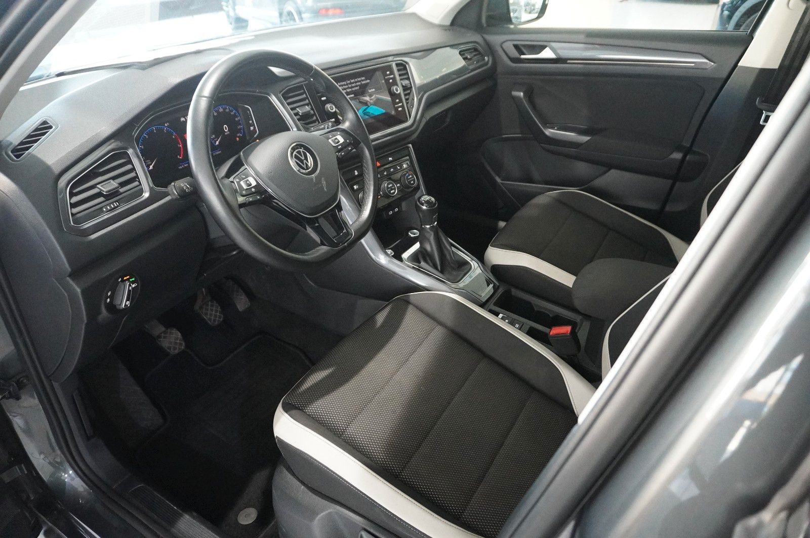 Fahrzeugabbildung Volkswagen T-Roc 1.5 TSI R-LINE SPORT NAVI/LED/KAMERA/VIRT.