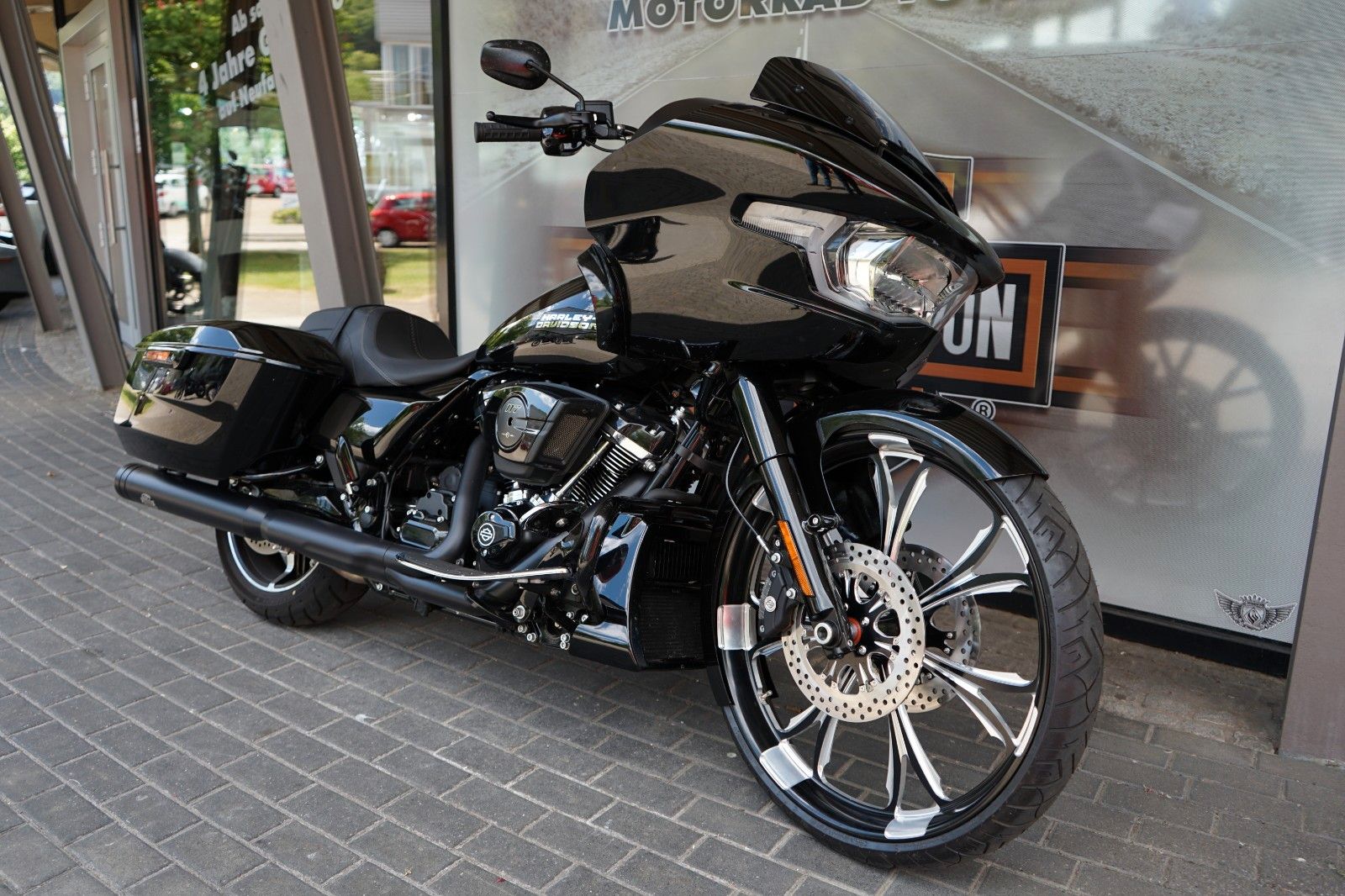Fahrzeugabbildung Harley-Davidson Road Glide FLTRX 117 mit 26" Vorderrad JEKILL