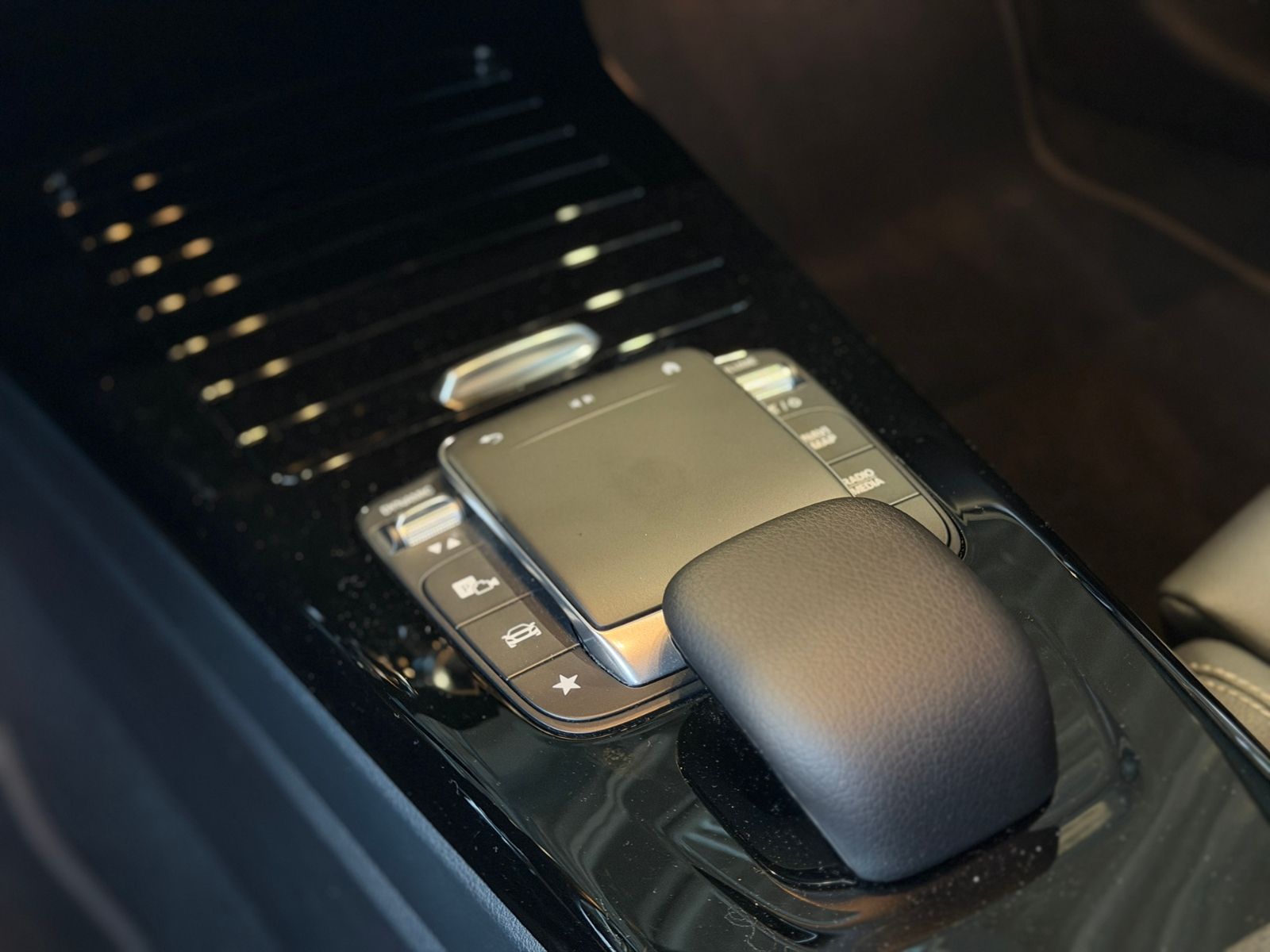 Fahrzeugabbildung Mercedes-Benz A 200 Limousine Progressive NIGHT 360° DIST