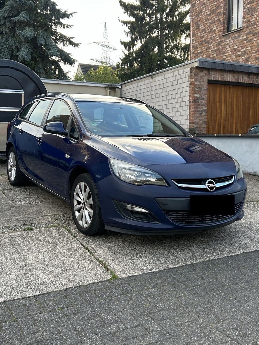 Opel Astra 2015 — вигляд ззаду
