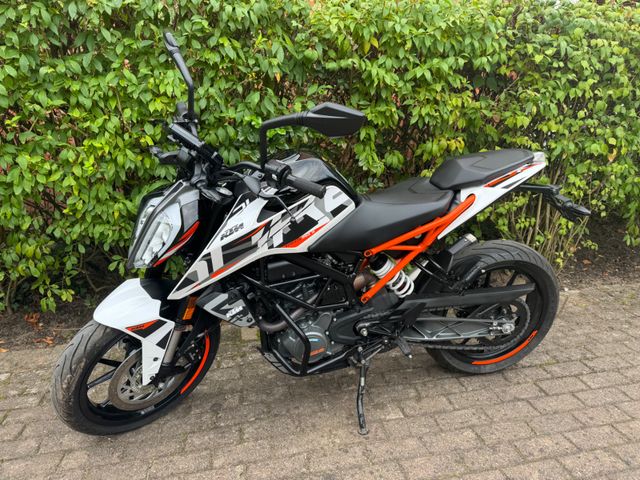 KTM Duke 125 mit ABS nur 3500km wie NEU!