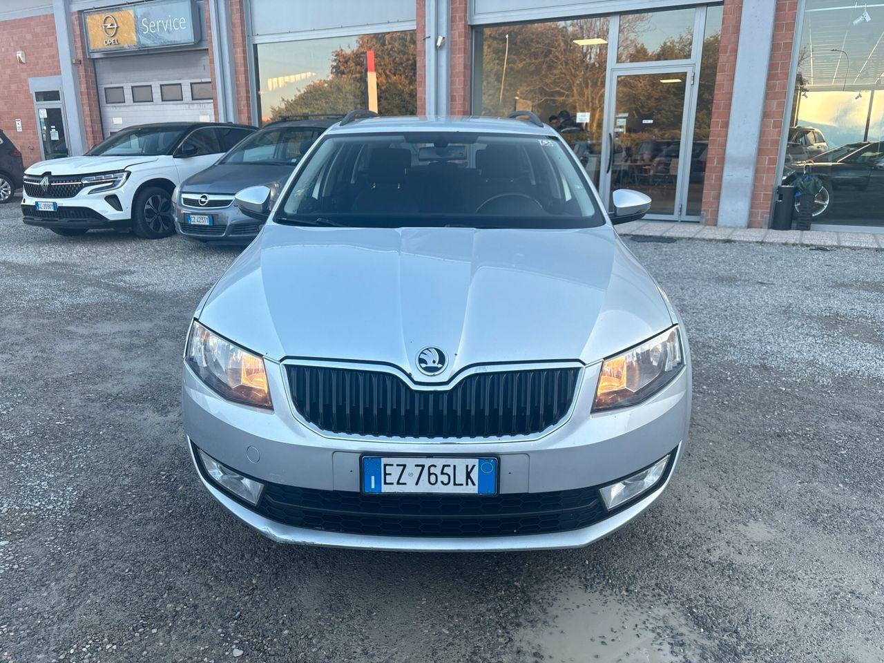 Skoda Octavia 2015 — rear view