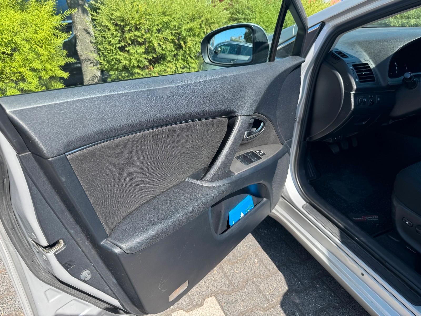 Toyota Avensis 2010 — interior