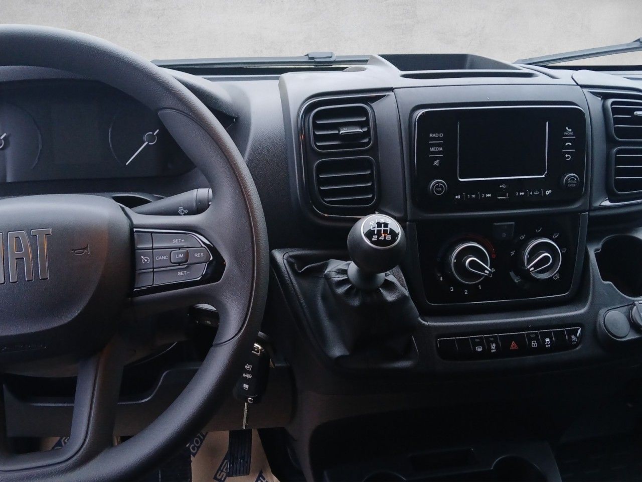 Fahrzeugabbildung Fiat Ducato H2 Kastenwagen 35 L3H2 140 - Kamera uvm.