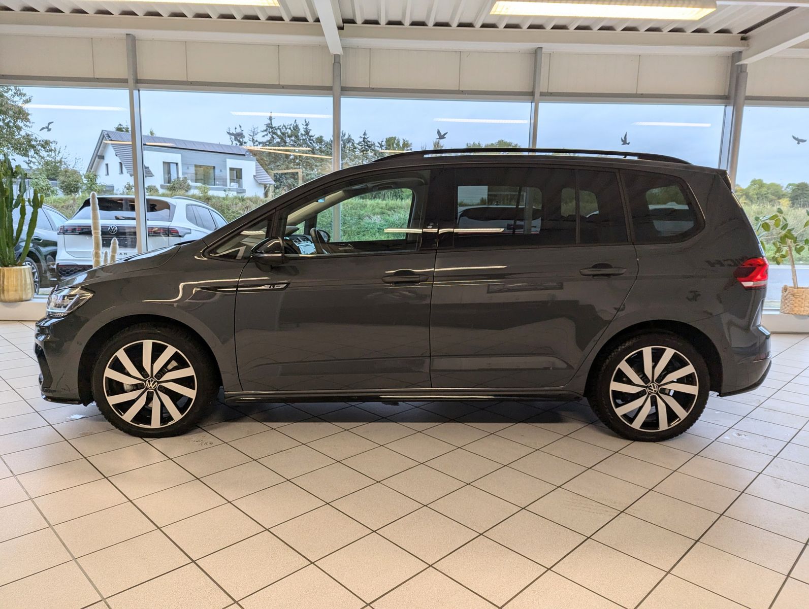 VW Touran 2.0 DSG R-Line High. Pano 7-Si IQ.Drive A - Image 4