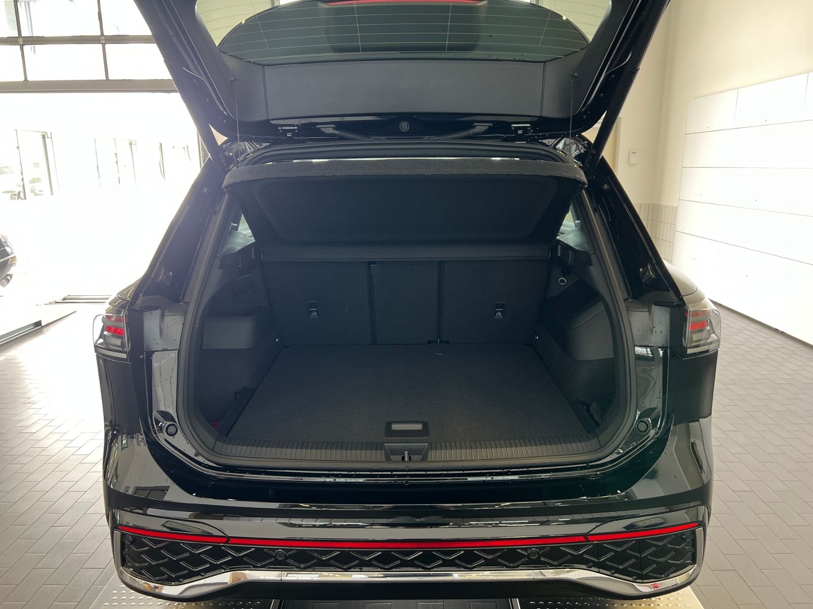 Fahrzeugabbildung Volkswagen Tiguan R-Line 1.5 eTSI DSG *AHK, IQ.Light, ACC,