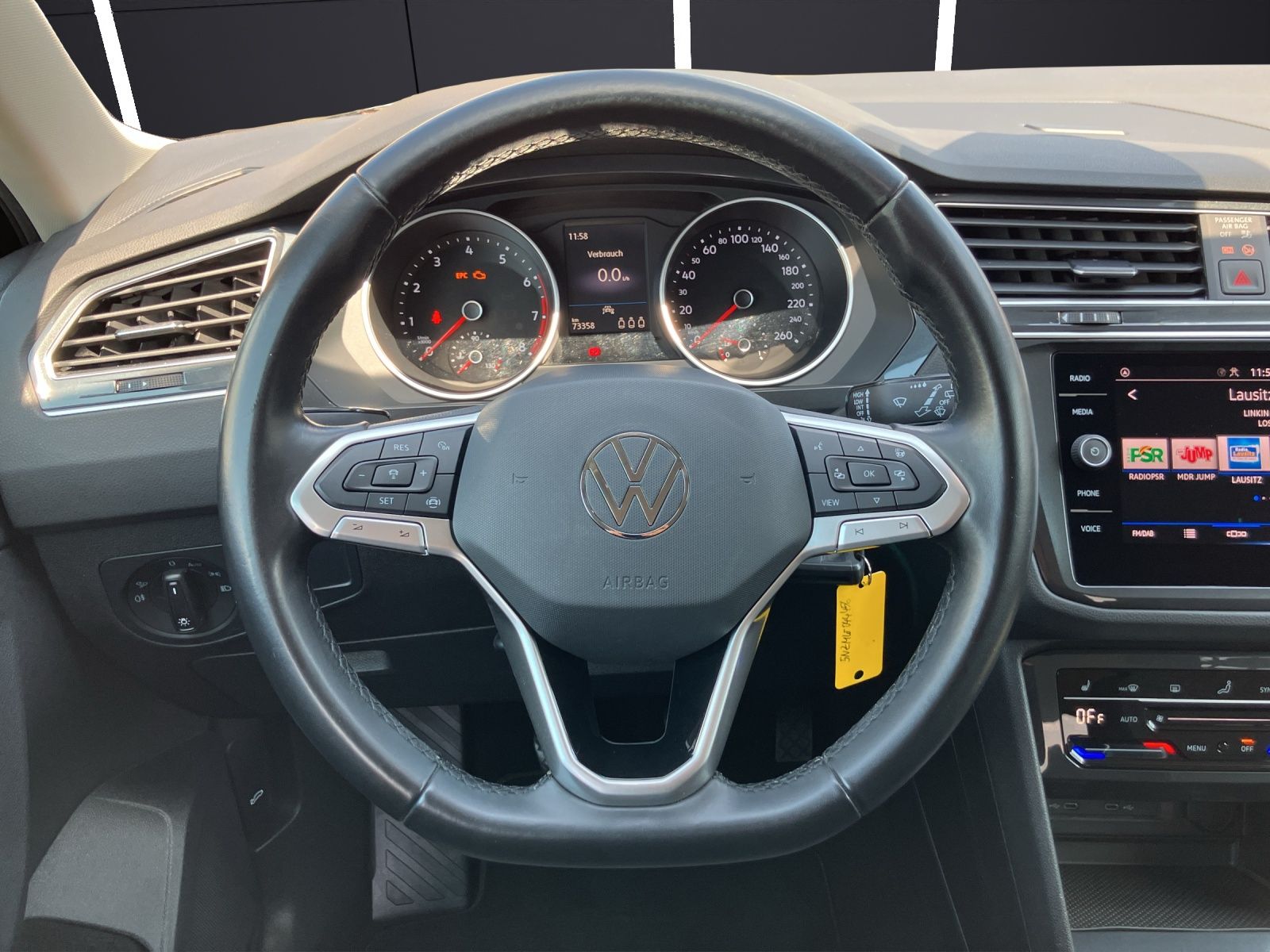 Fahrzeugabbildung Volkswagen Tiguan TSI Life Matrix AHK ACC PDC  SH LM