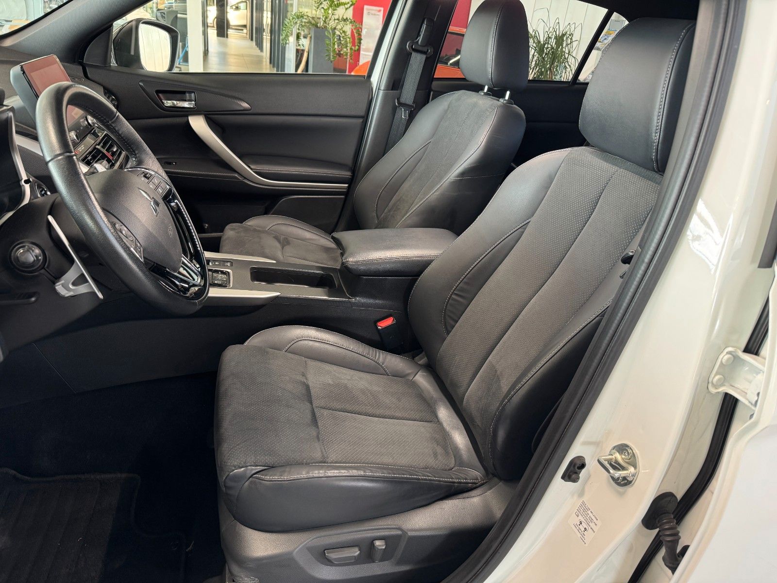 Fahrzeugabbildung Mitsubishi Eclipse Cross 2.4 PHEV Plus Select Black 4WD