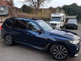 BMW X7 M50i PANO-SKY*M-Sitz*Laser*Sitzkl*AHK*Carbon - blaue BMW X7 M50