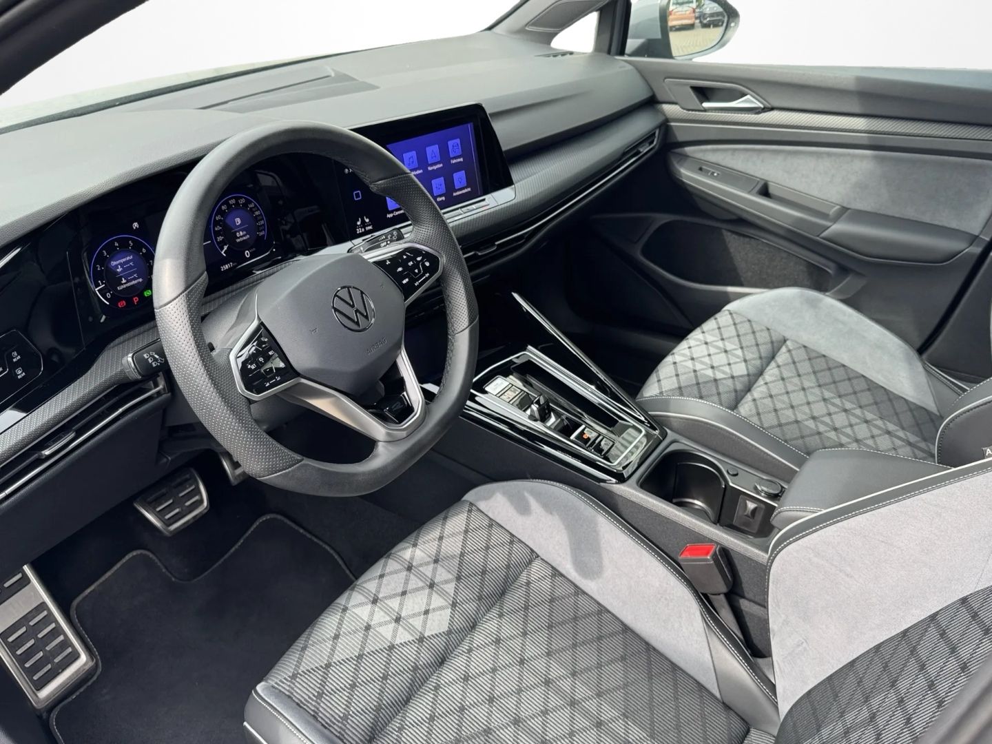 Golf VIII 1.5 eTSI DSG R-LINE *LED+*KAMERA*