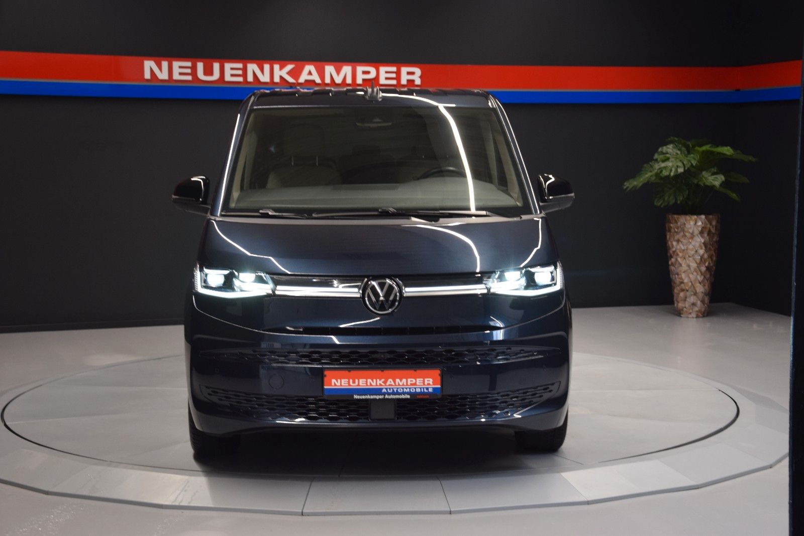 Fahrzeugabbildung Volkswagen T7 Multivan Style lang H&k vis-a-vis AHK ACC StH
