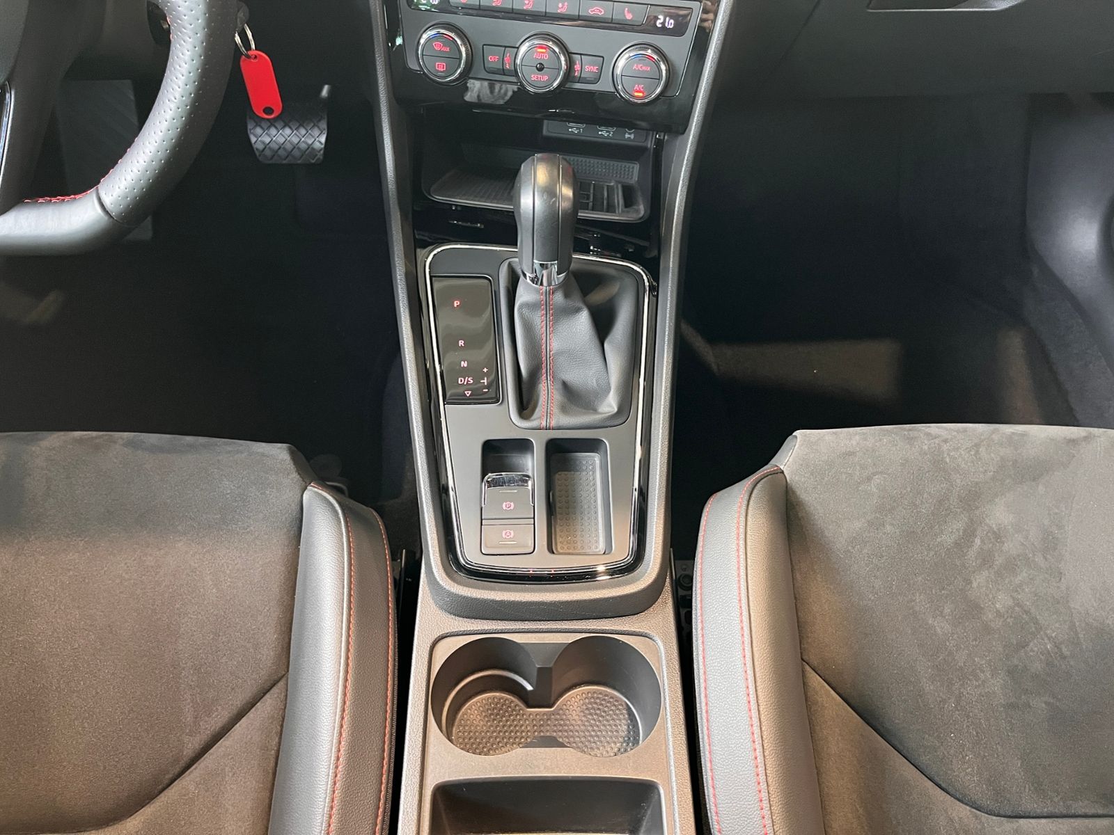 Fahrzeugabbildung SEAT Leon FR KLIMA LED NAVI ALU